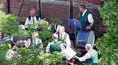 Die Blasmusikfreunde Harz spielen beim Mhlenfest in Abbenrode